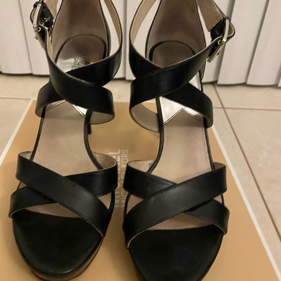 Michael Kors Evie Platform - Picture 2 of 4